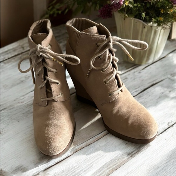 Michael Kors Carrigan Wedge Suede Ankle Boot Tan Size 6.5. - Picture 6 of 12